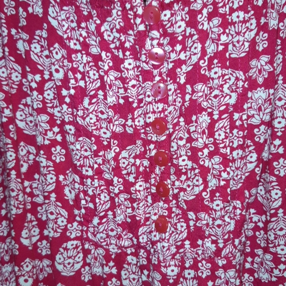 Red and white floral round neck tshirt 💜$12 - Picture 3 of 4